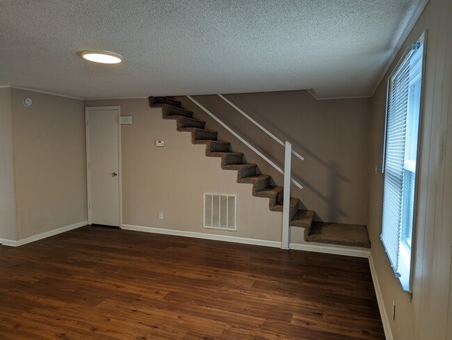 Building Photo - 2867 Airport Rd