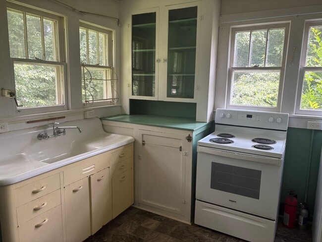 Building Photo - 2 bed 1 bath cottage available now!!
