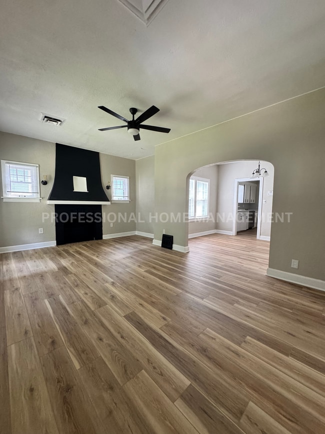 Building Photo - Charming 2-Bedroom, 1-Bath Home with Finis...