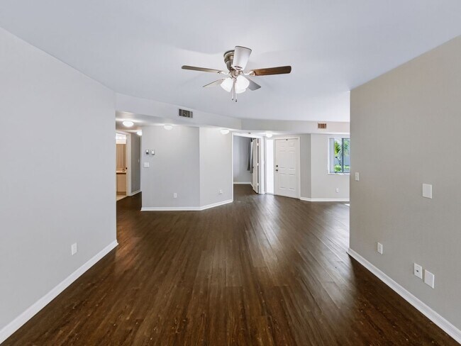Building Photo - ** COACH HOMES @ BERKSHIRE LAKES ** 2 BED / 2 BATH - 1ST FLOOR CONDO - GARAGE - ANNUAL RENTAL