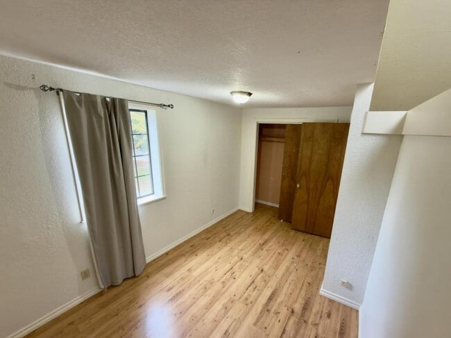 Building Photo - 372 W Hickory St