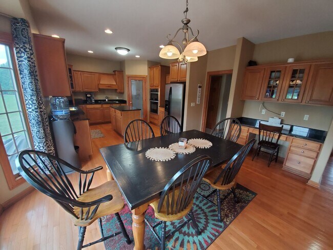 Building Photo - Menomonee Falls 4 bedroom