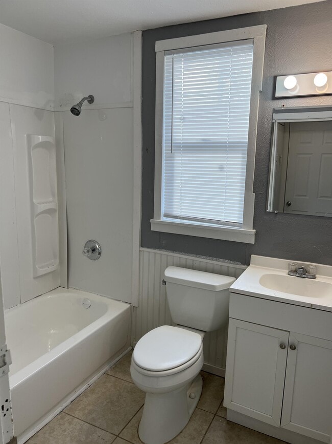 Building Photo - 1918 W Howett St