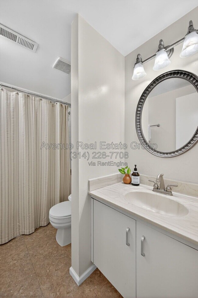 Building Photo - 5559 Pershing Ave