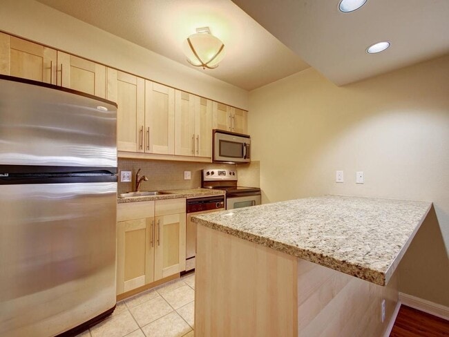 Building Photo - 7685 Northcross Dr
