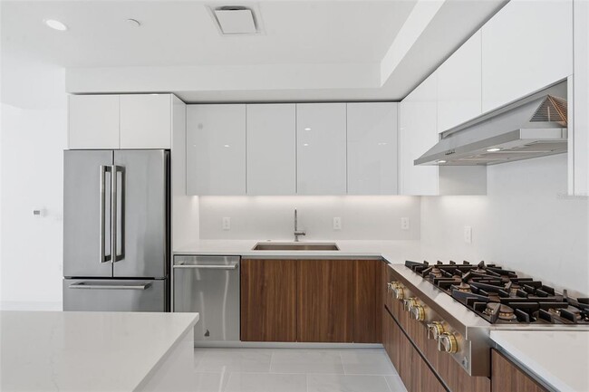 Building Photo - 400 Central Ave