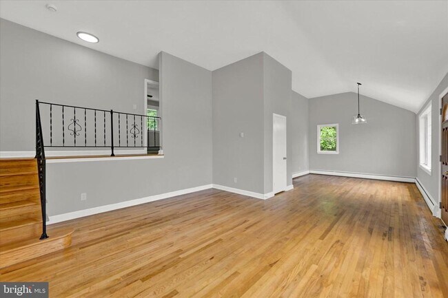 Building Photo - 260 Paradise Rd