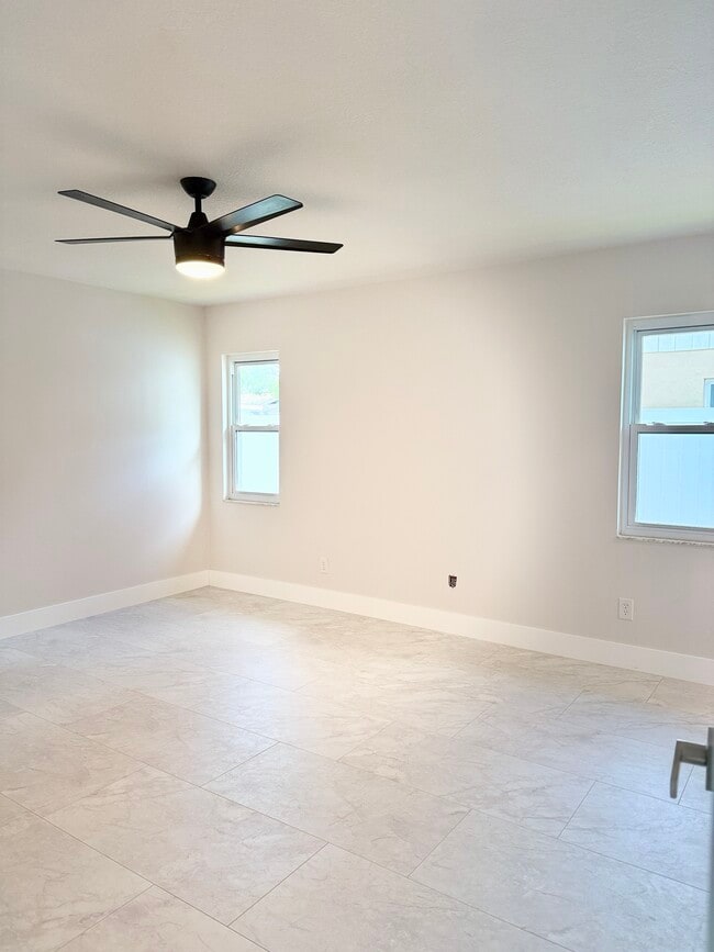 Building Photo - 409 Evergreen Dr