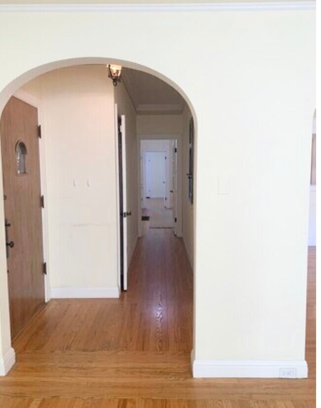 entry & long hallway - 2814 Baker St