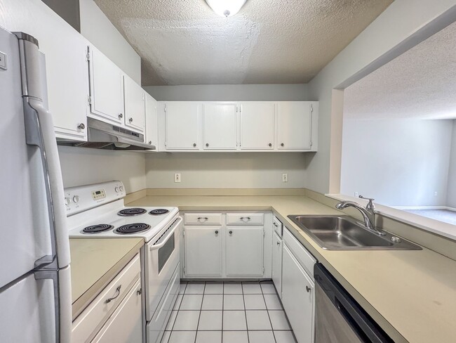 Building Photo - Large 2-Bed/1-Bath w/ Private Balcony & In...