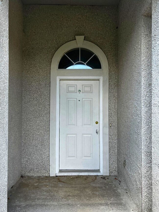 Building Photo - Charming 4/2 with fenced in yard