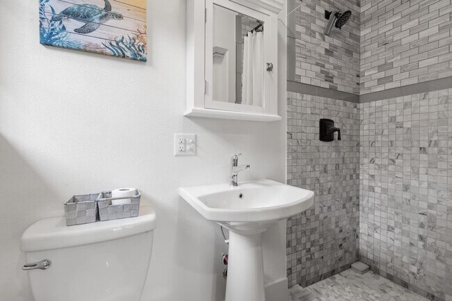 Building Photo - 1514 Bigelow Ave N