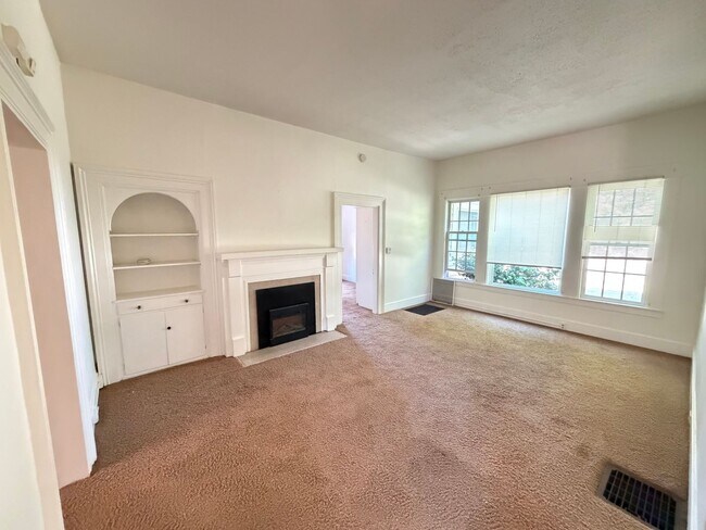 Building Photo - Large 5-6 Bedroom 2 Bath country home