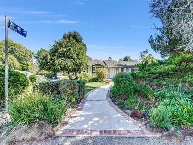 Building Photo - Welcome to this charming 3-bedroom, 2-bath...