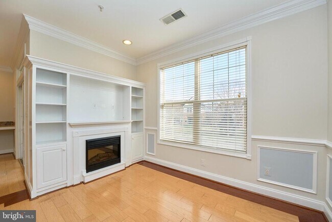 Building Photo - 43865 Hickory Corner Terrace