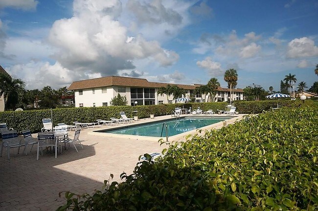 Building Photo - 9855 Sandalfoot Blvd