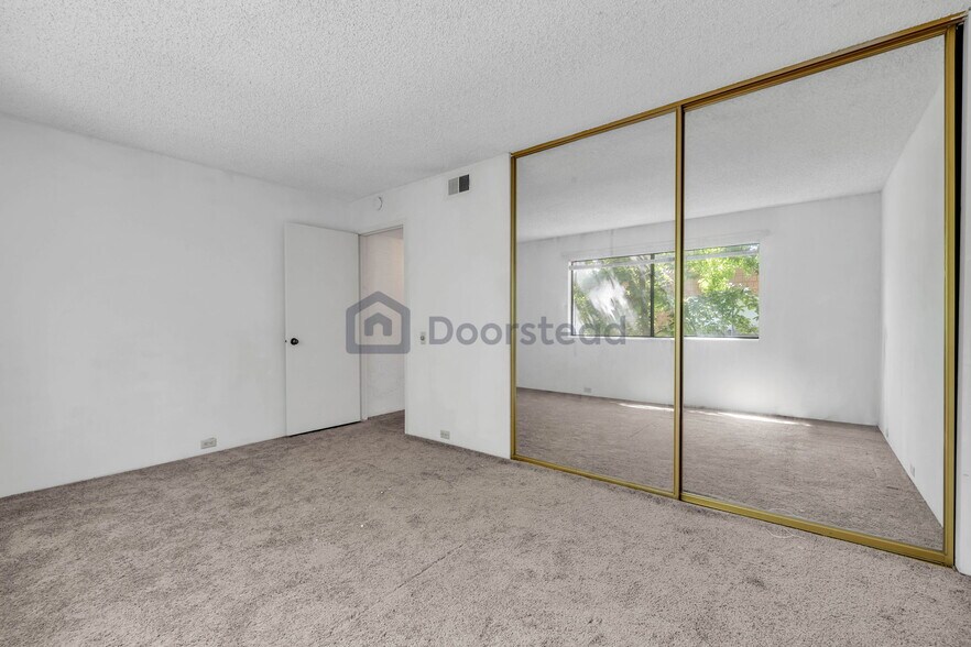 Building Photo - 724 Woodside Ln E