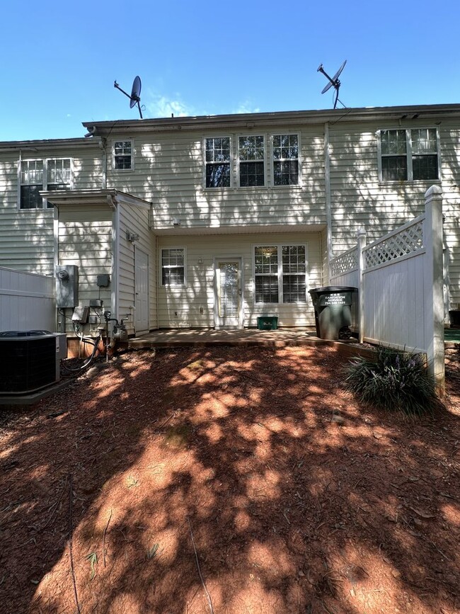 Building Photo - Cute 3BR/2.5 Bath Townhouse