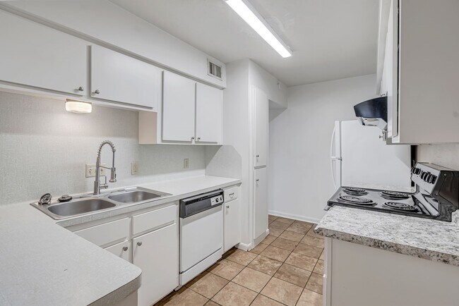 Building Photo - 1057 Willow Oaks Cir