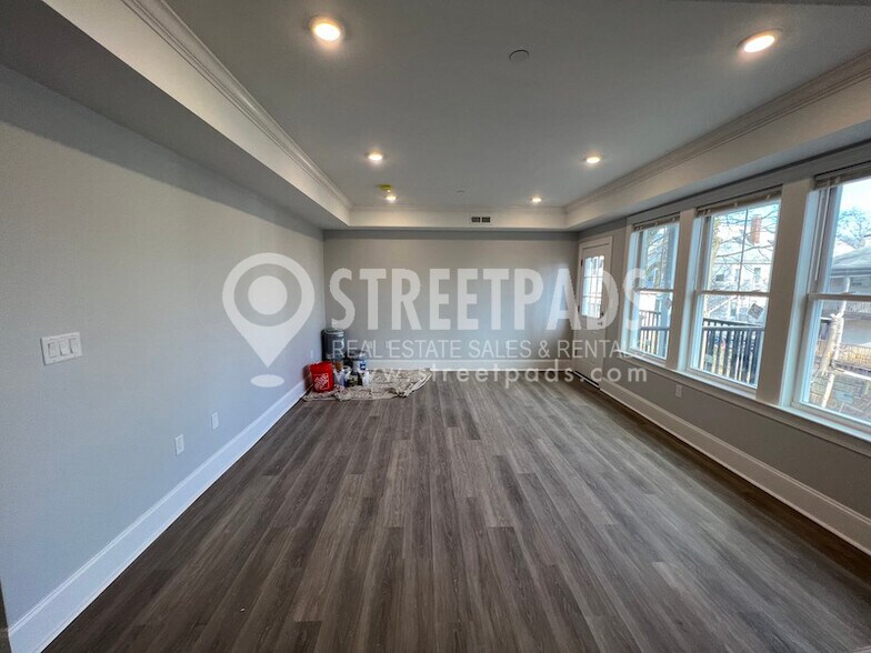 Building Photo - 100 Brooks St