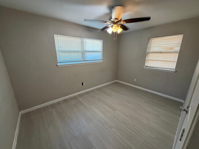 Building Photo - 5412 39th Dr