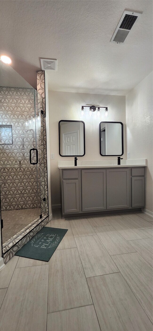 Building Photo - 17238 Maple Hollow Dr