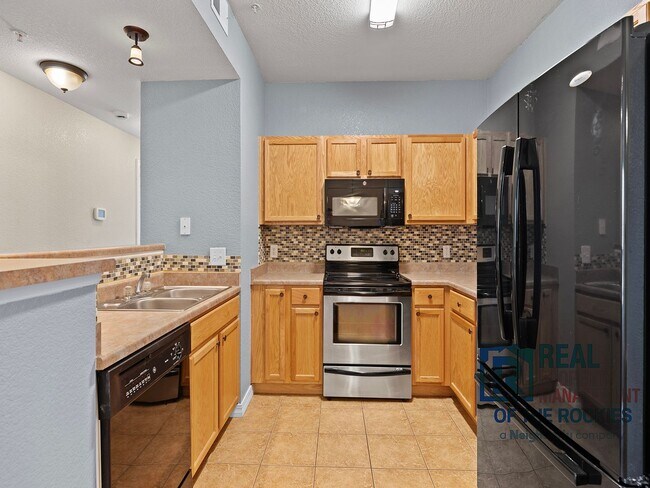 Building Photo - Bright 2 Bed 1 Bath Condo in a Great Location!