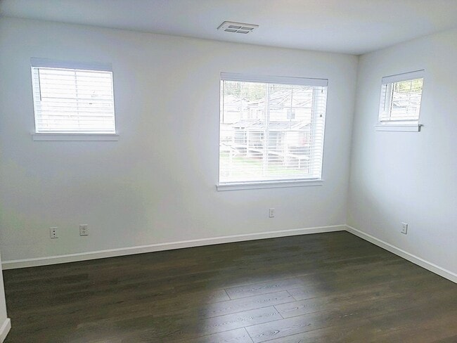 Building Photo - PENDING APPLICATION APPROVAL Gorgeous 2 -B...