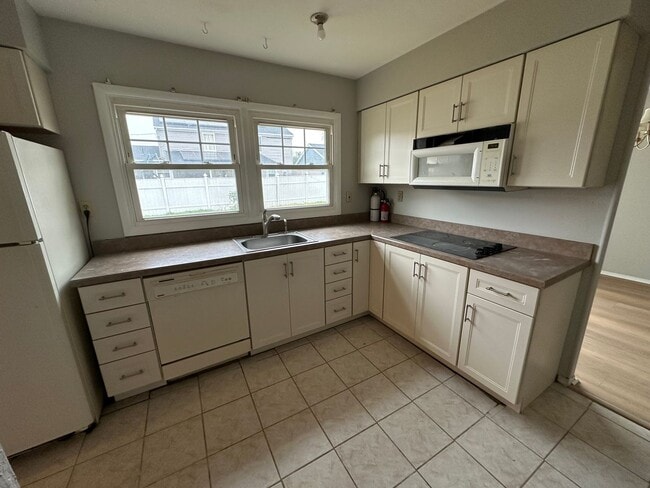 Building Photo - 3 Bedroom 2 Bathroom