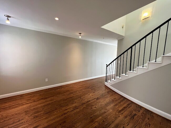 Building Photo - 4040 Avondale Ave