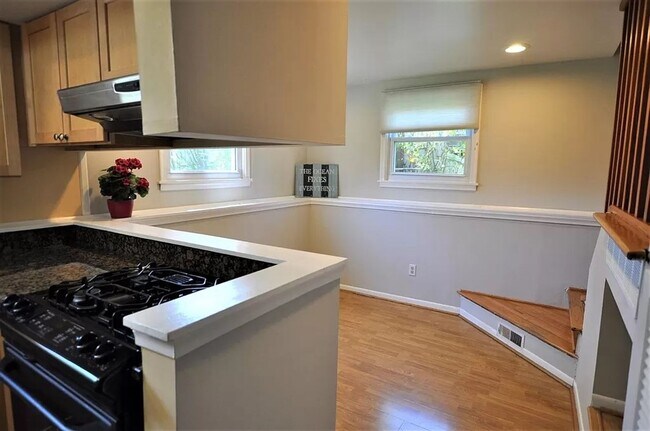 Building Photo - 906 Sylvan Ave