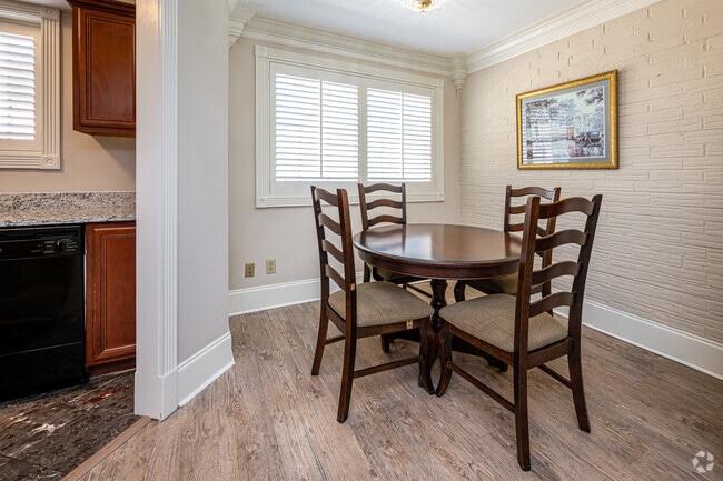 1BR, 1BA - 750SF - Dining Room - La Plaza Apartments - Fully Furnished