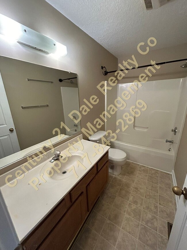 Building Photo - 3 BR 1.5 Bath Townhome in Eastern School D...