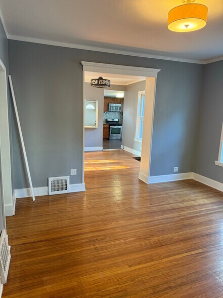 Building Photo - 412 Maple Ave
