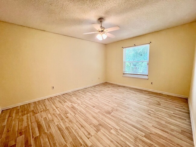 Building Photo - Spacious dog friendly home- Jacksonville