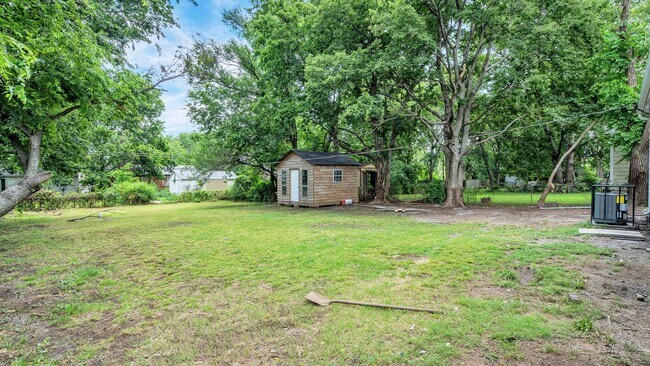 Building Photo - Step into this beautifully updated, move-i...