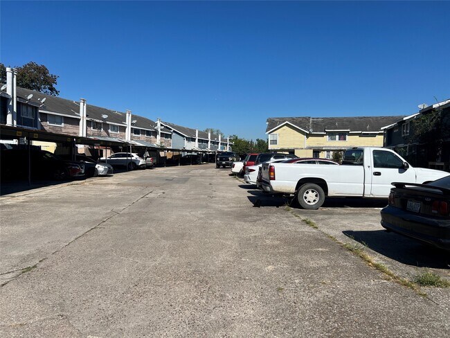 Building Photo - 8405 Wilcrest Dr