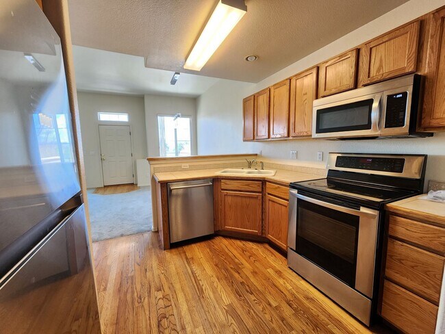 Building Photo - Quiet, adorable 2 Bed 3 Bath Townhome in 80923!