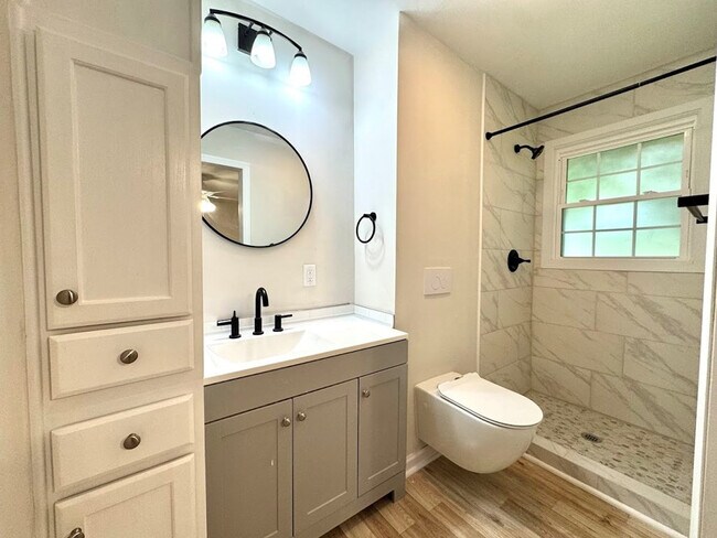 Building Photo - 868 Watts Dr