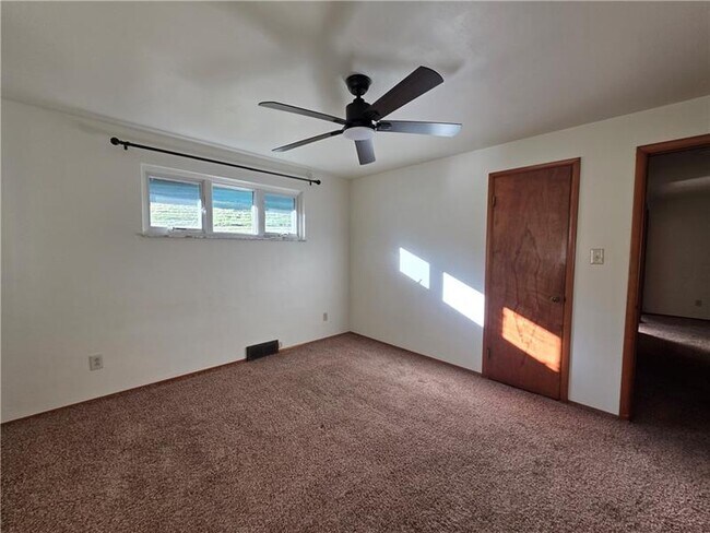 Building Photo - 196 Valley Rd