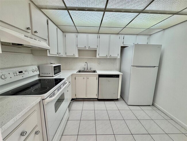 Building Photo - 1300 NE Miami Gardens Dr
