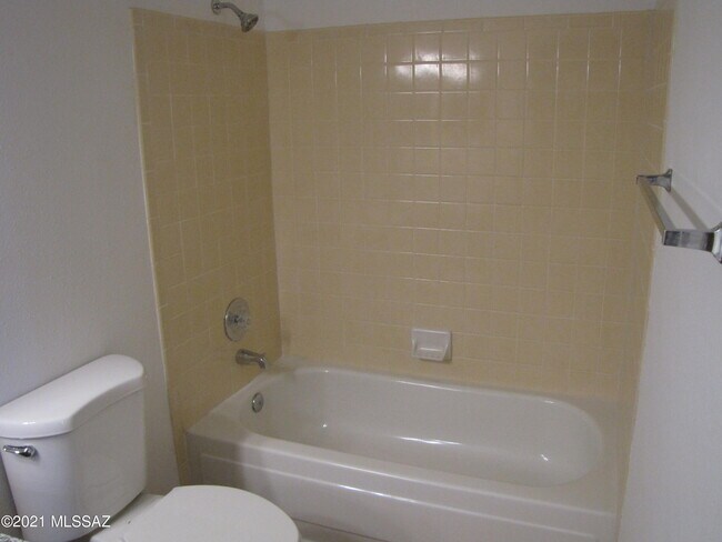 Building Photo - 6625 E Golf Links Rd