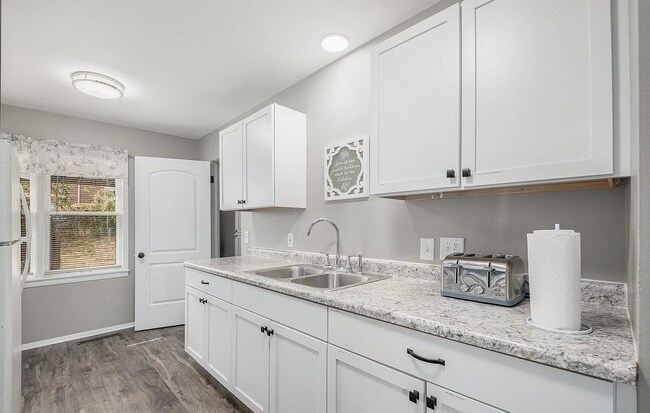 Building Photo - 520 S 70th St