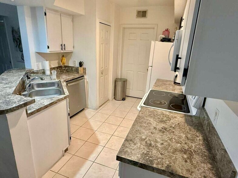 Building Photo - 737 Crest Pines Dr