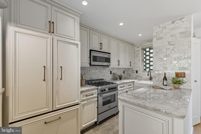 Building Photo - 237 G St SW