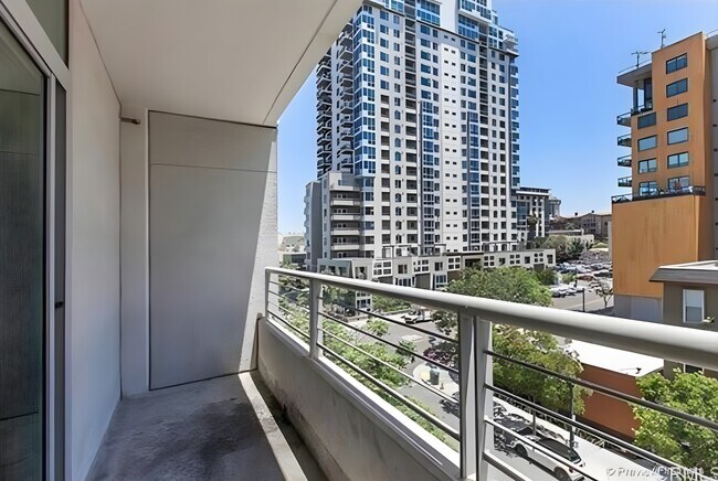 Building Photo - 425 W Beech St