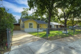 Building Photo - 2 Bedroom/1 Bath Highland Park Subdivision