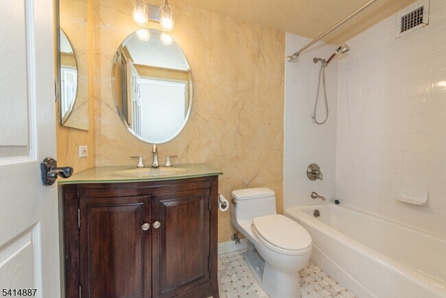 Building Photo - 300 Main St