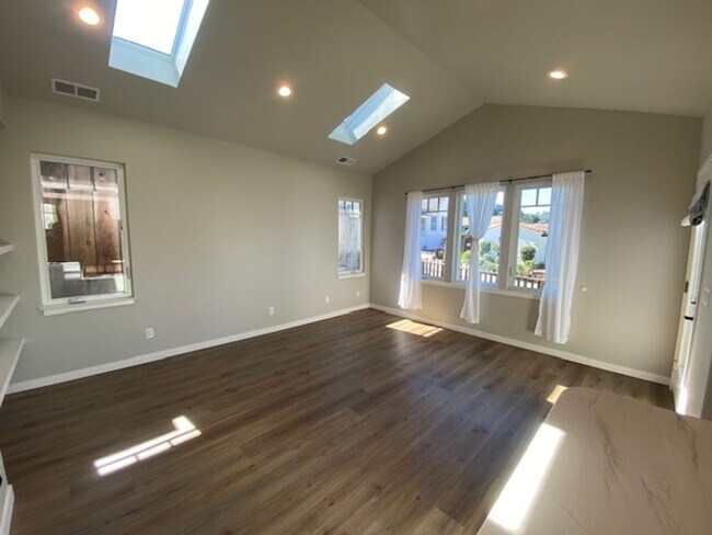 Building Photo - Pacific Grove Cottage!