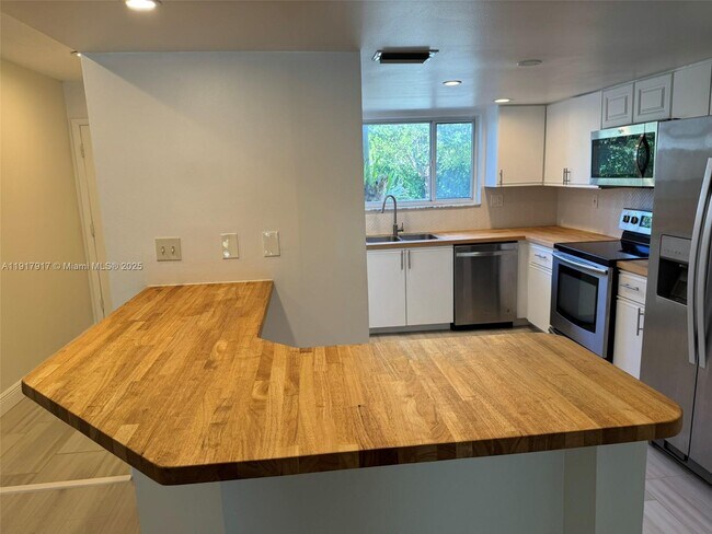 Building Photo - 16226 SW 92nd Ave